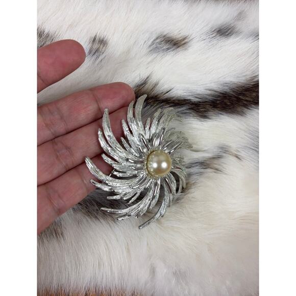 B10 Sarah Coventry Faux Pearl Flower Brooch Womens Pinwheel Swirl Silver Tone - Picture 5 of 11